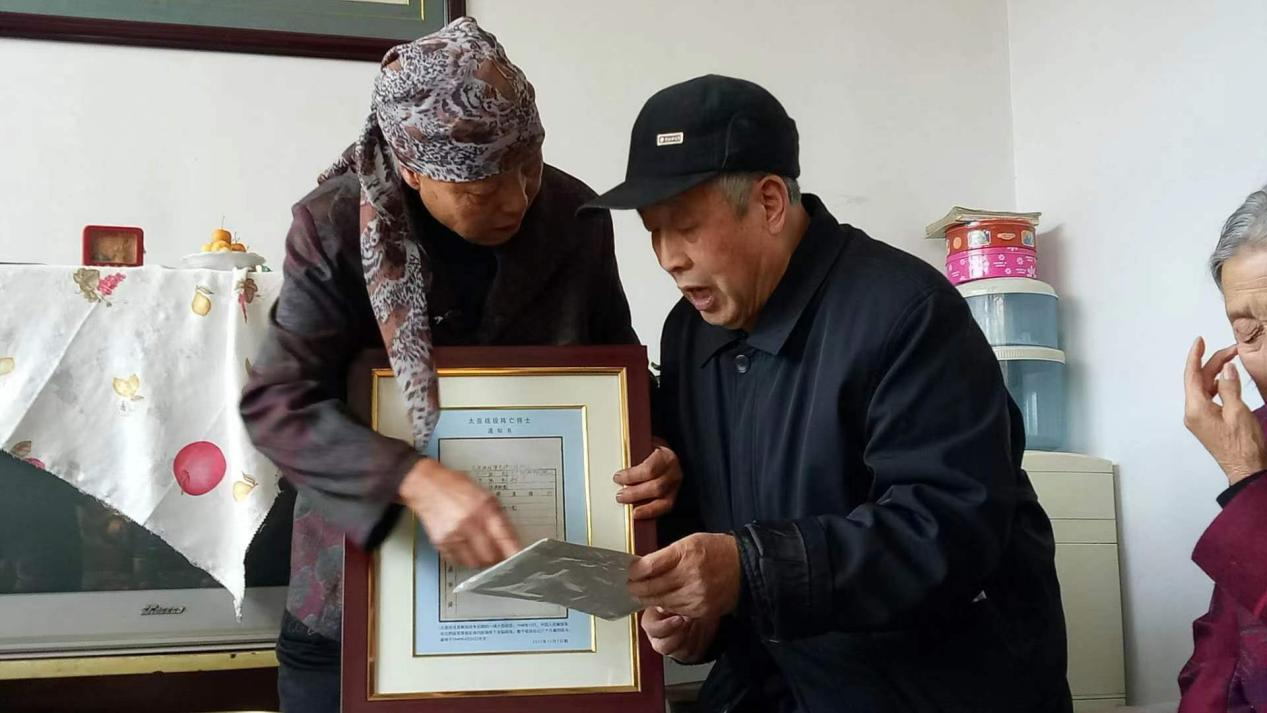 2017年，河北蔚縣，王艾甫將烈士王玉山的陣亡通知書交到烈屬手中。